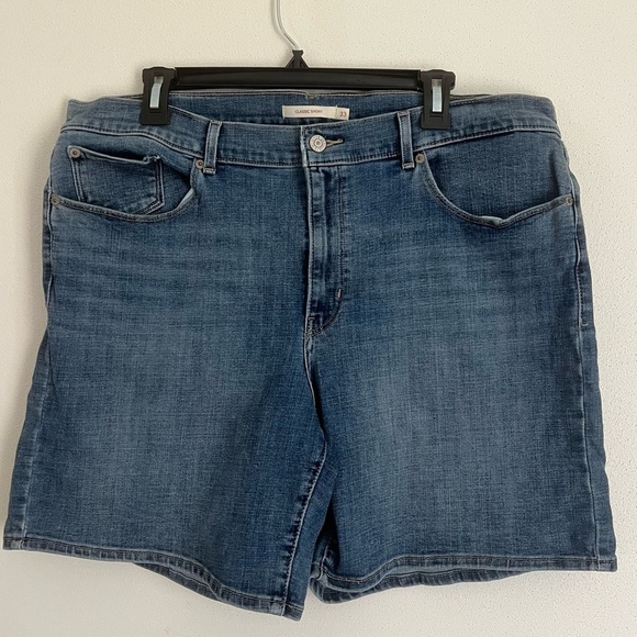 Levi's Pants - Levi’s Medium Wash Classic Shorts Size 33